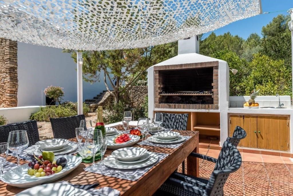 resa estates finca for sale santa gertrudis 2022 ibiza outdoor dining bbq.jpg